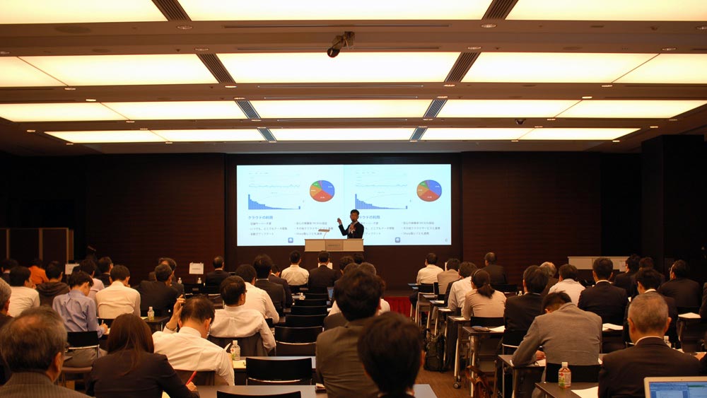 大和証券主催 第27回「事業戦略説明会」に登壇する山本